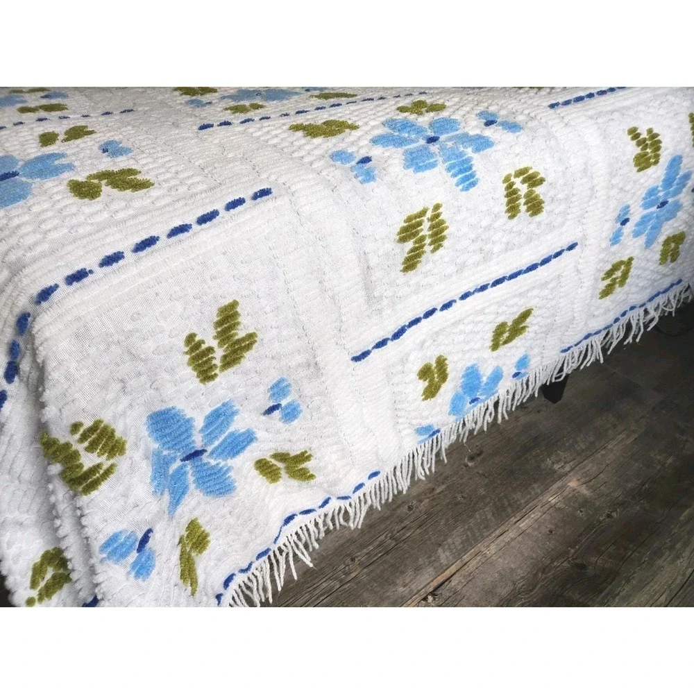 Vintage Chenille Tufted Floral Daisy Queen Bedspread Flowers White Blue Georgian